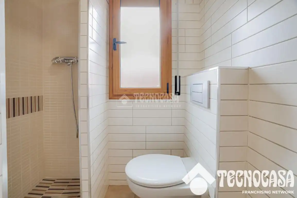 Bathroom of Houses for sale in Santa Coloma de Gramenet  with Air Conditioner, Heating and Terrace
