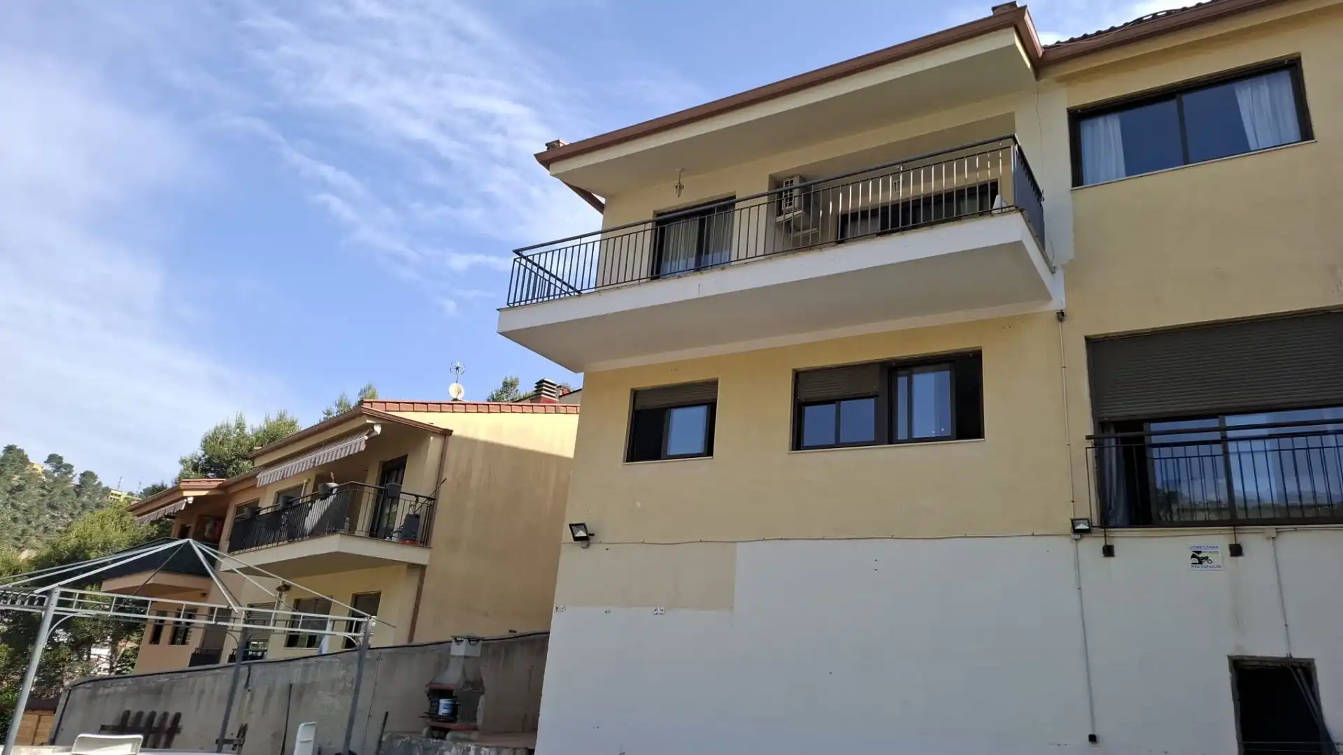 Vista exterior de Casa adosada en venda en Vallirana amb Aire condicionat i Terrassa