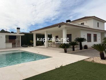 Chalet con piscina en venta en El Pilar