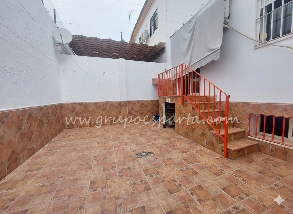 Vista exterior de Casa adosada en venda en Gerena amb Aire condicionat