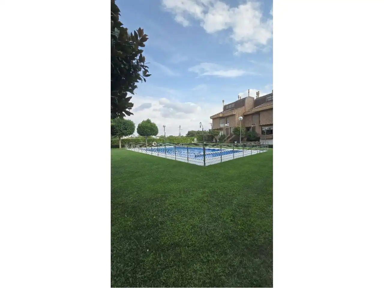 Piscina de Casa adosada en venda en  Logroño amb Aire condicionat, Calefacció i Parquet