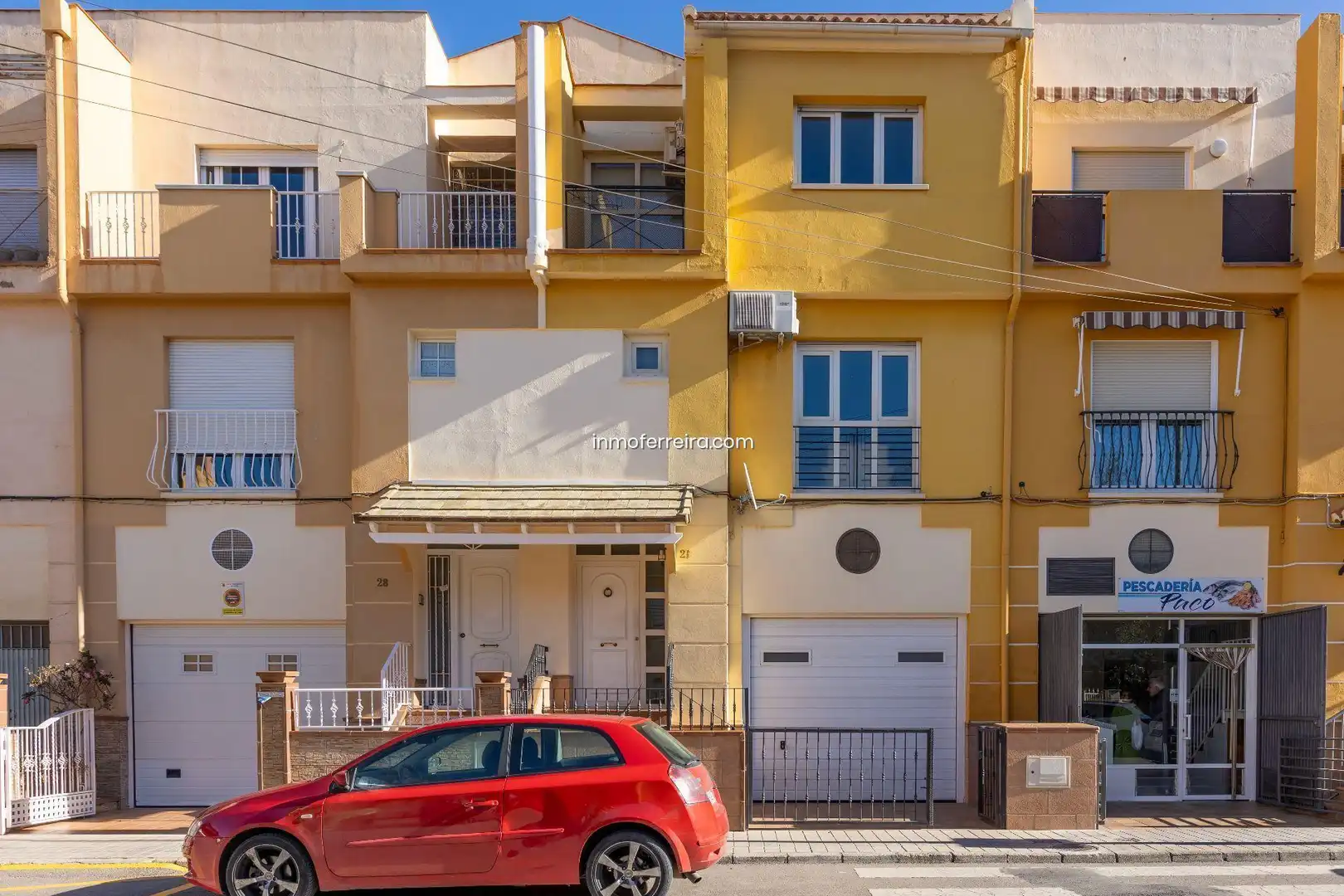 Vista exterior de Casa adosada en venda en Guadix amb Aire condicionat, Calefacció i Jardí privat
