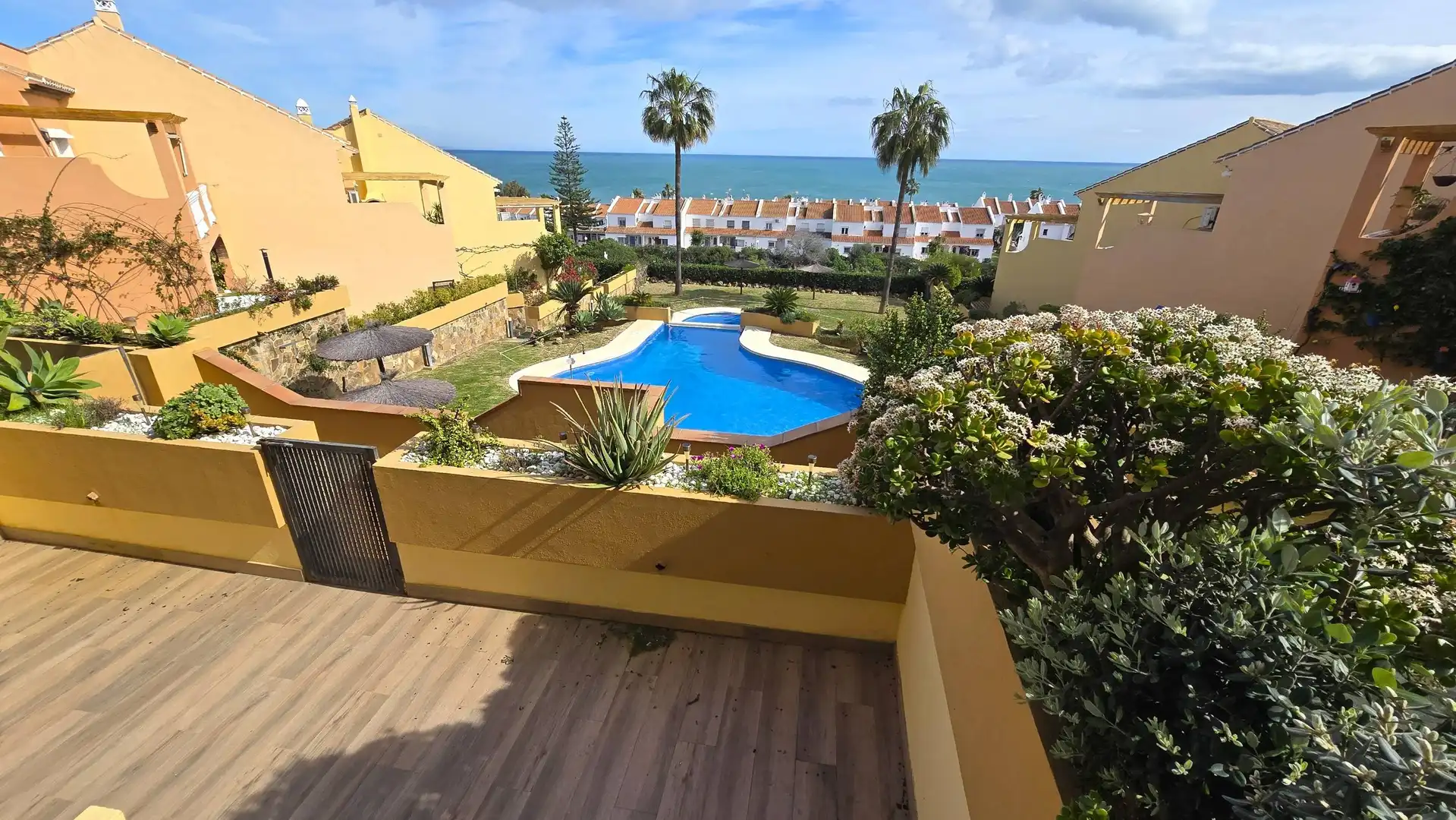 Jardí de Dúplex en venda en Manilva amb Aire condicionat, Jardí privat i Terrassa