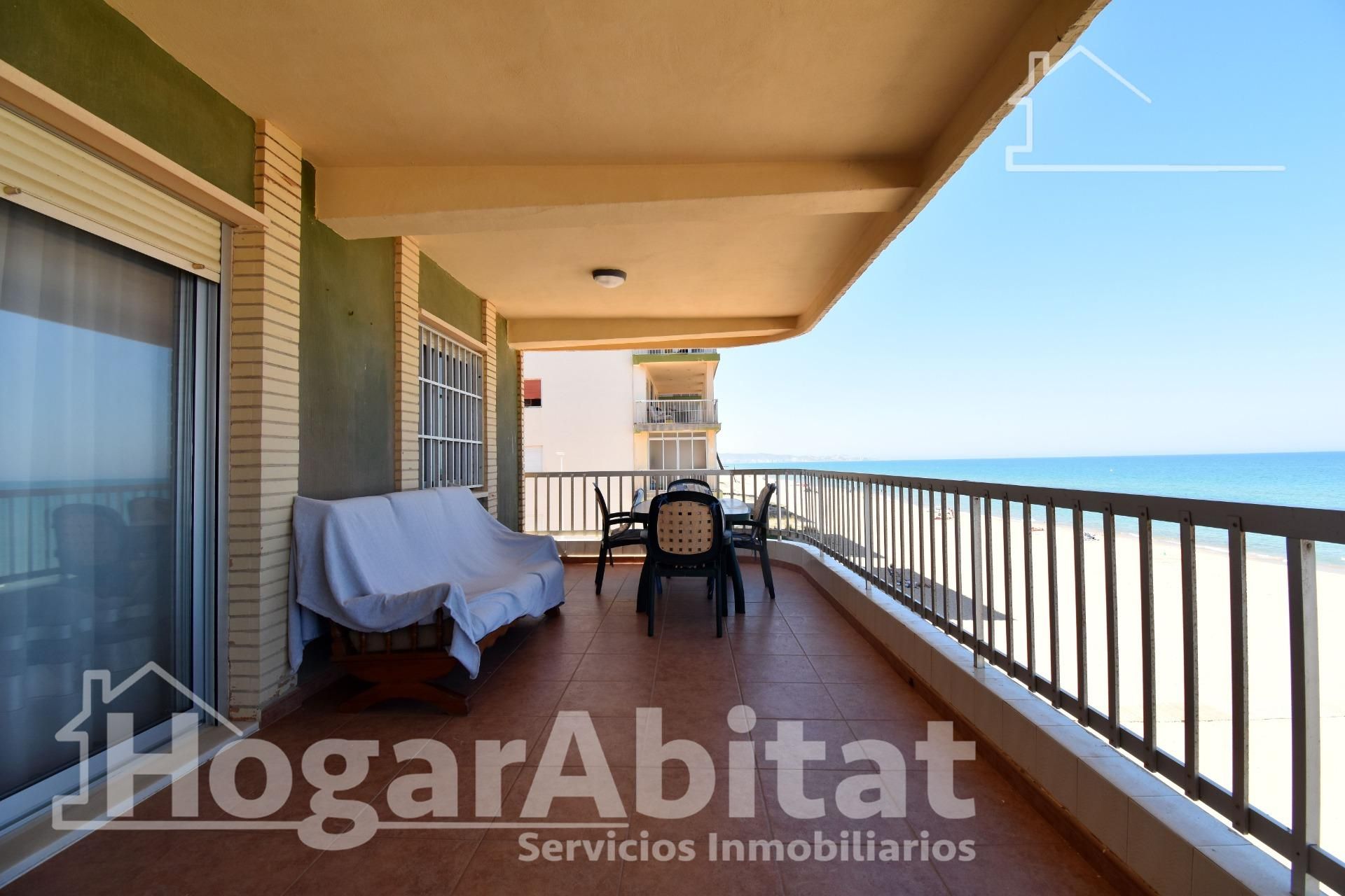 Außenansicht von Wohnung zum Verkauf in Tavernes de la Valldigna mit Terrasse und Balkon