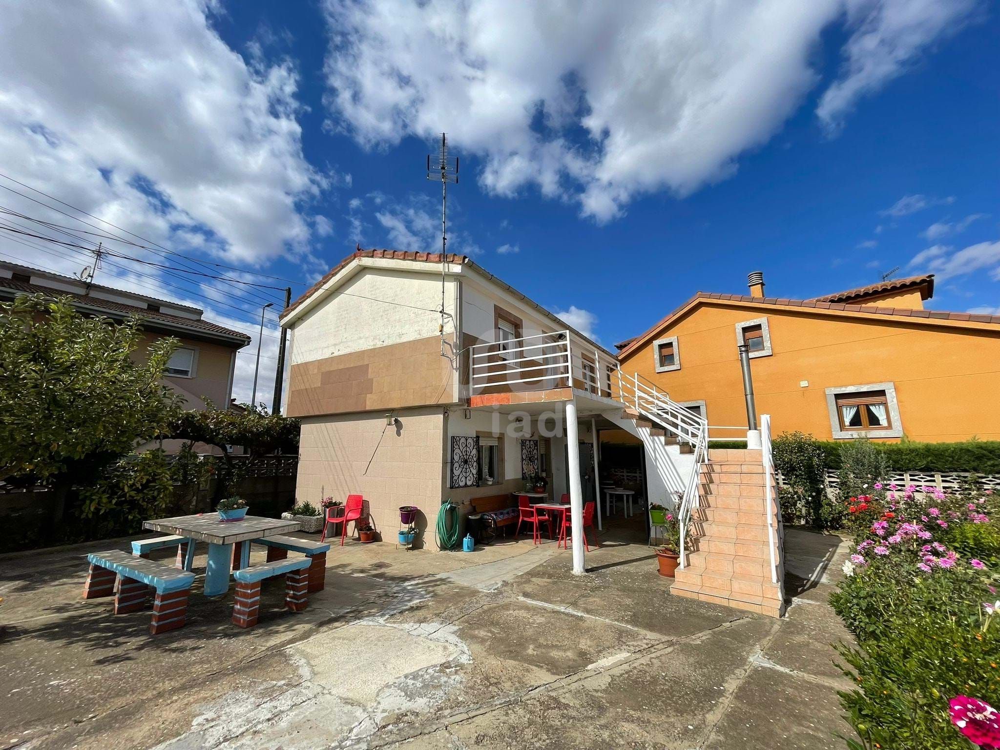 Vista exterior de Casa o xalet en venda en Chozas de Abajo amb Terrassa i Piscina