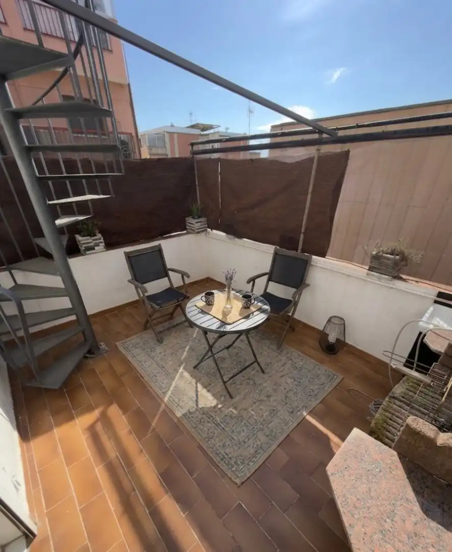 Terrasse von Einfamilien-Reihenhaus zum Verkauf in Badalona mit Klimaanlage, Heizung und Terrasse