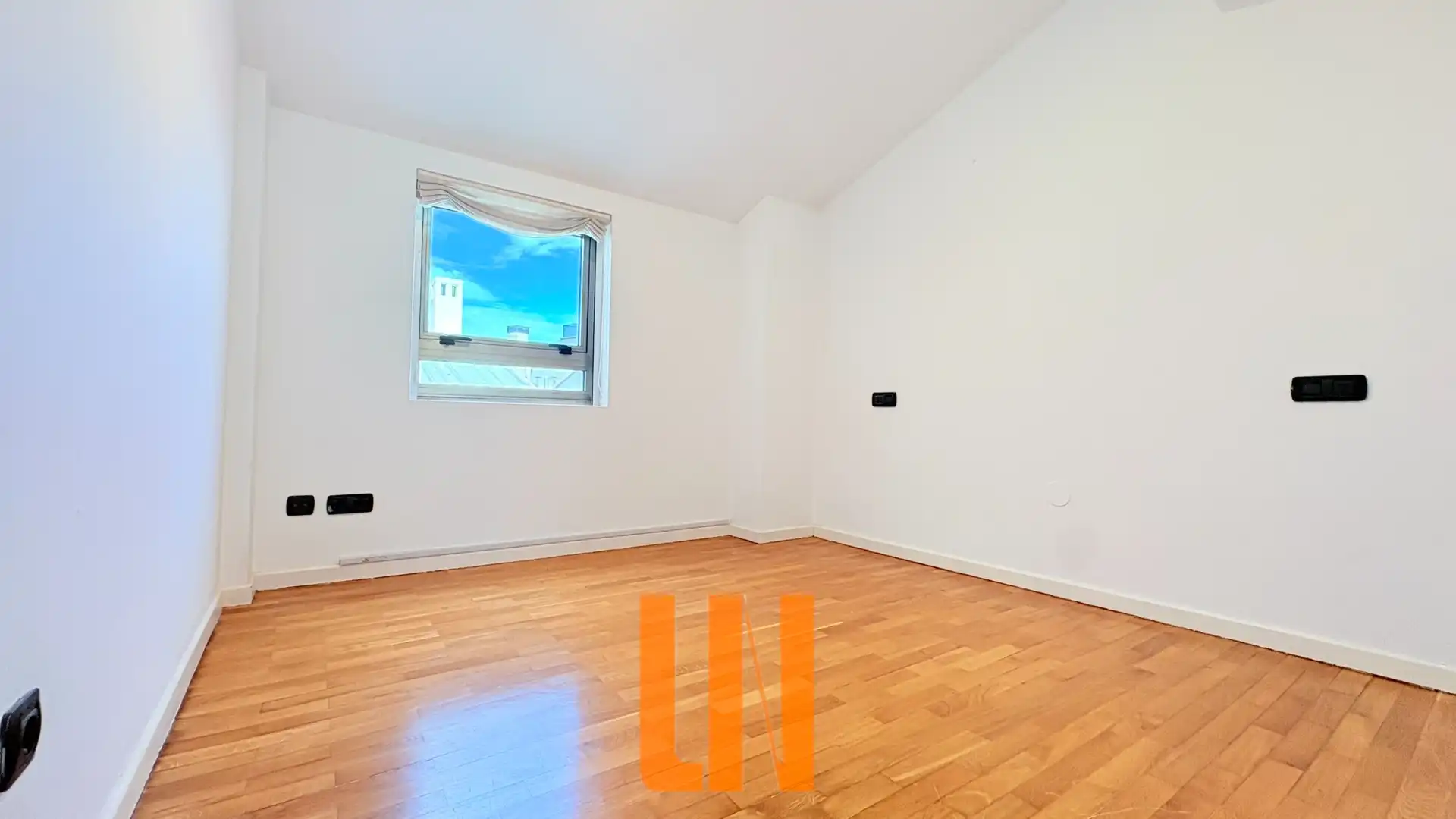Dormitori de Pis en venda en A Coruña Capital  amb Calefacció, Parquet i Terrassa