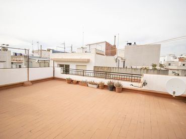 Bajo con balcón en venta en Centre