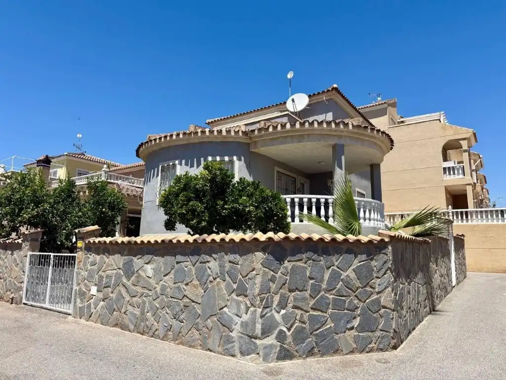 House with pool for sale in Calle Limon-Citrus