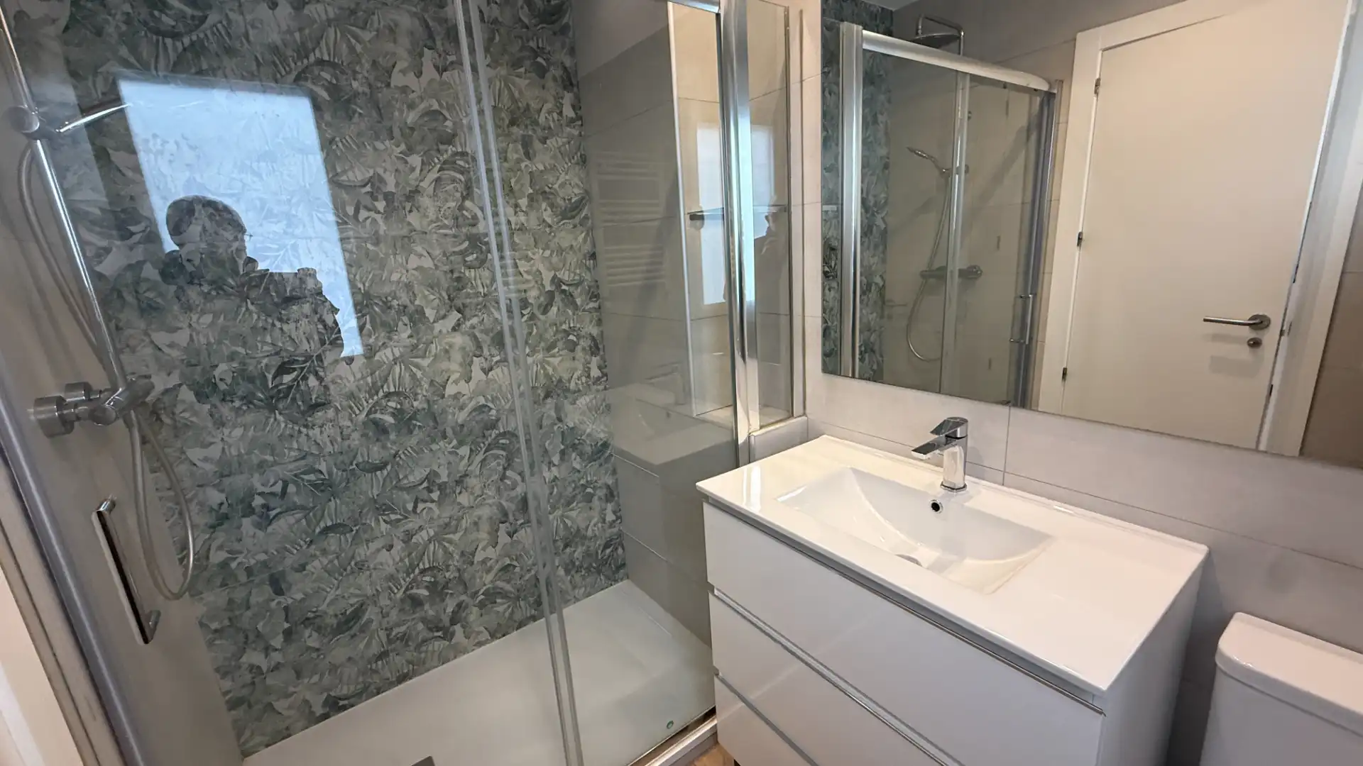 Bany de Apartament de lloguer en Madrid amb Aire condicionat, Calefacció i Forn