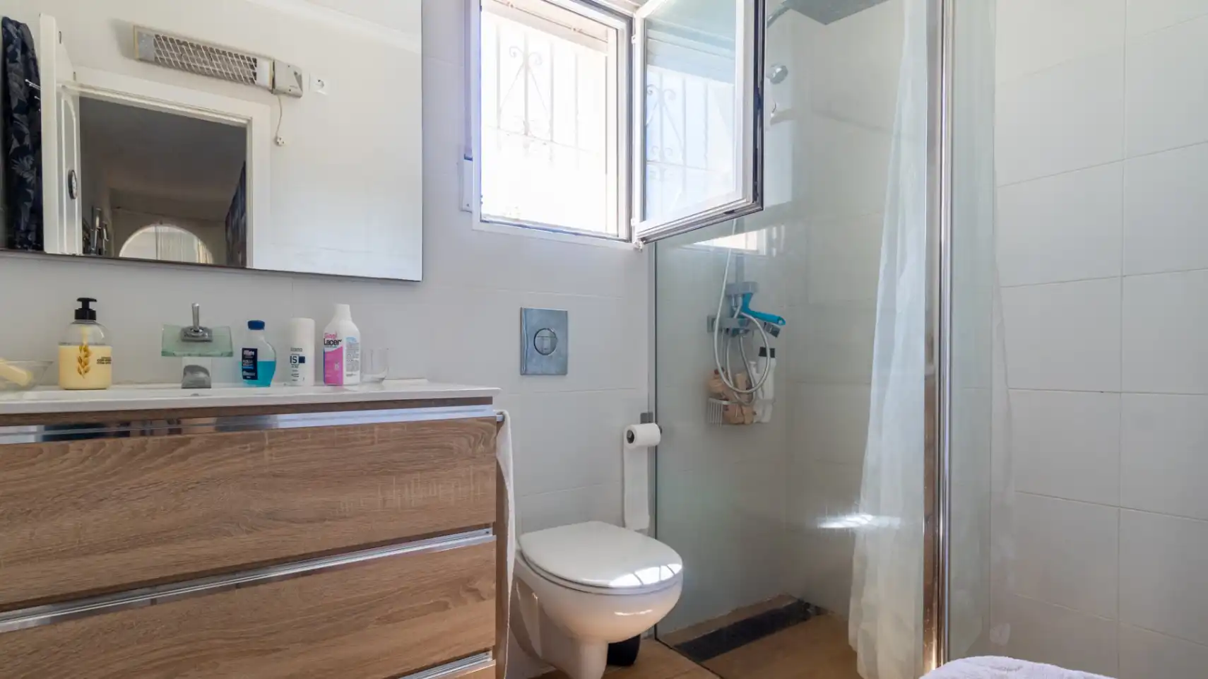 Badezimmer von Wohnungen zum Verkauf in Dénia mit Klimaanlage, Heizung und Privatgarten