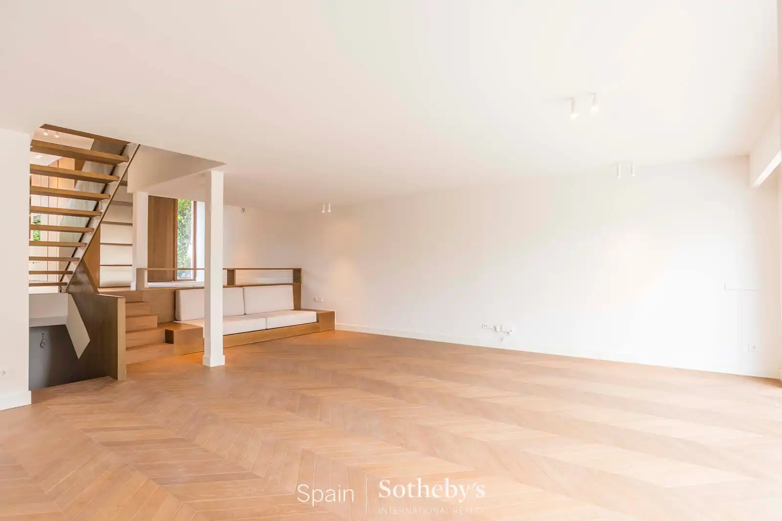 Sala d'estar de Casa adosada de lloguer en Madrid amb Aire condicionat, Calefacció i Jardí privat