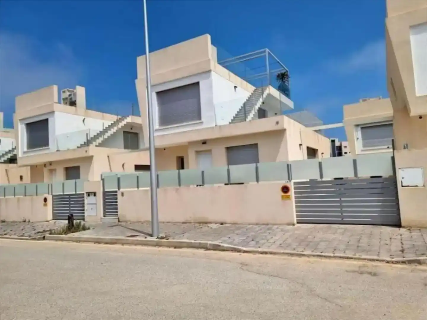 Vista exterior de Casa o chalet de alquiler en Pilar de la Horadada con Aire acondicionado, Jardín privado y Piscina
