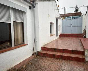 Vista exterior de Casa adosada en venda en San Martín de Valdeiglesias amb Calefacció, Moblat i Forn