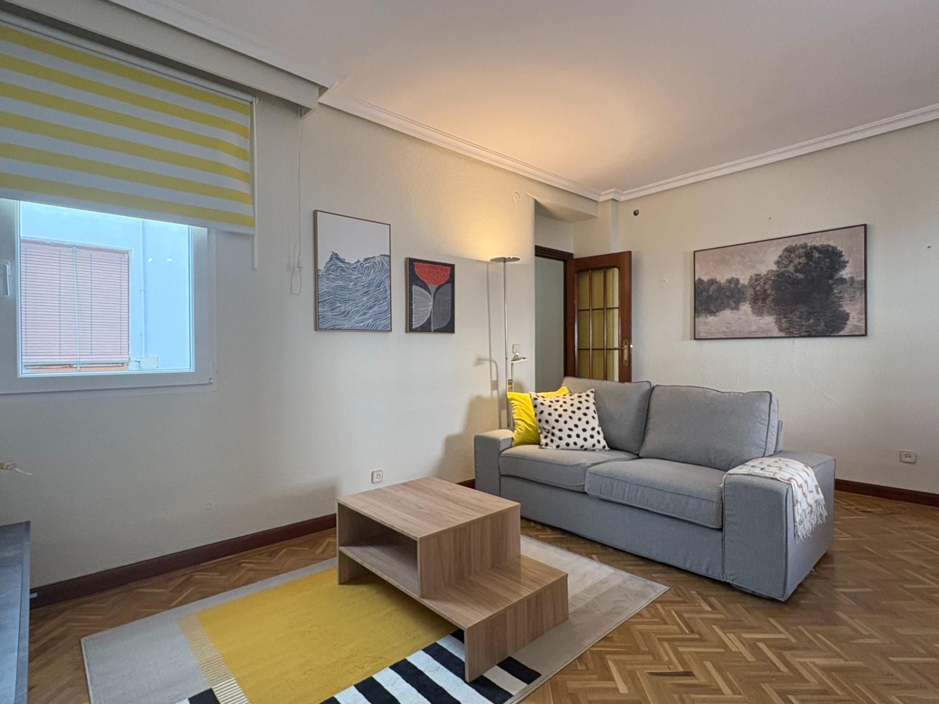 Sala d'estar de Pis de lloguer en  Madrid Capital amb Parquet