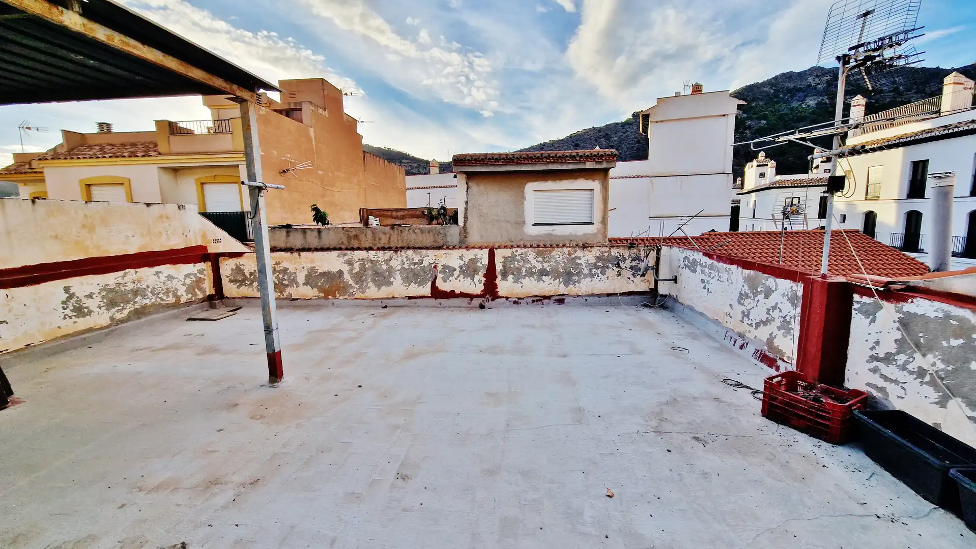 Außenansicht von Einfamilien-Reihenhaus zum Verkauf in Vélez de Benaudalla mit Terrasse, Abstellraum und Möbliert