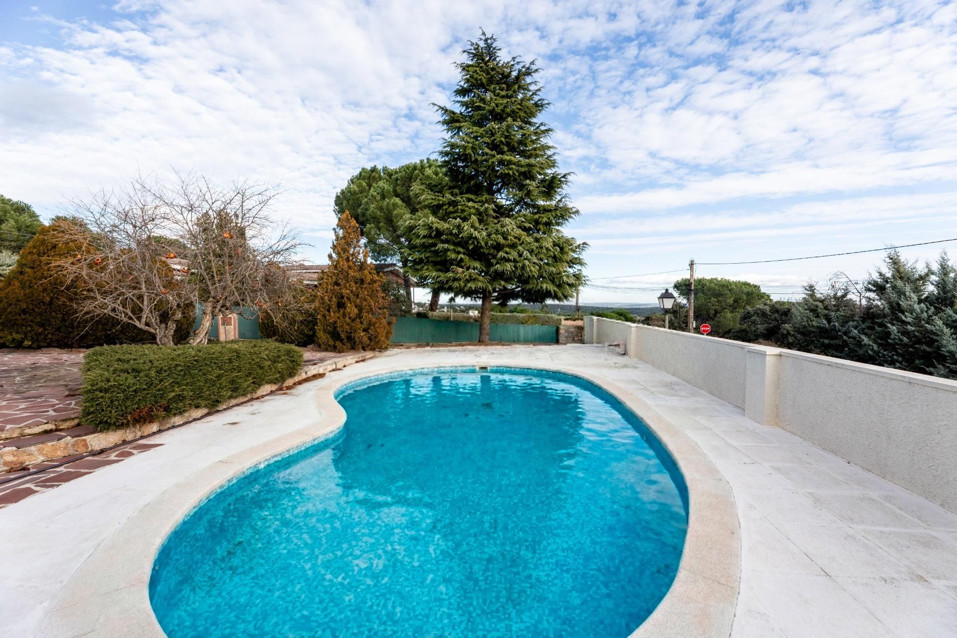 Piscina de Casa adosada en venda en Torrelodones amb Calefacció, Jardí privat i Terrassa