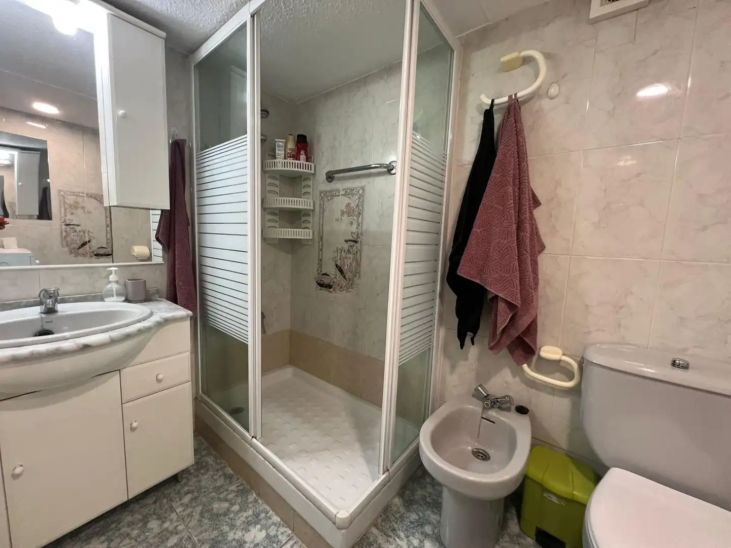 Badezimmer von Wohnungen zur Miete in Fuengirola mit Klimaanlage, Terrasse und Gemeinschaftspool