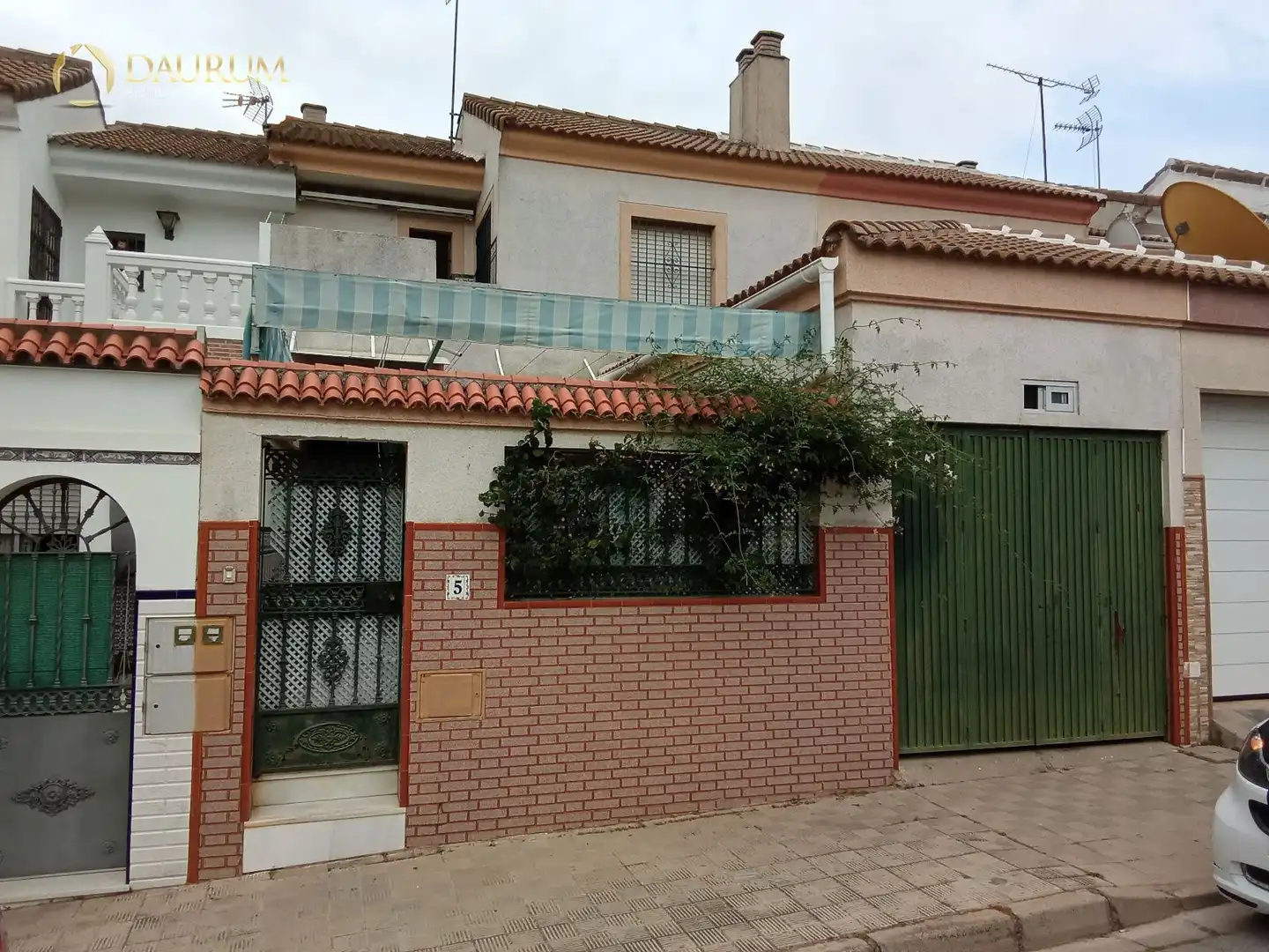 Vista exterior de Casa adosada en venda en Montequinto amb Calefacció, Jardí privat i Terrassa