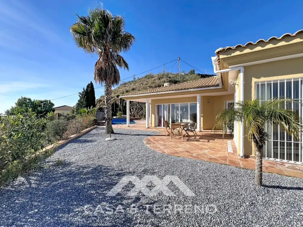Vista exterior de Casa o xalet en venda en Algarrobo amb Jardí privat, Terrassa i Piscina