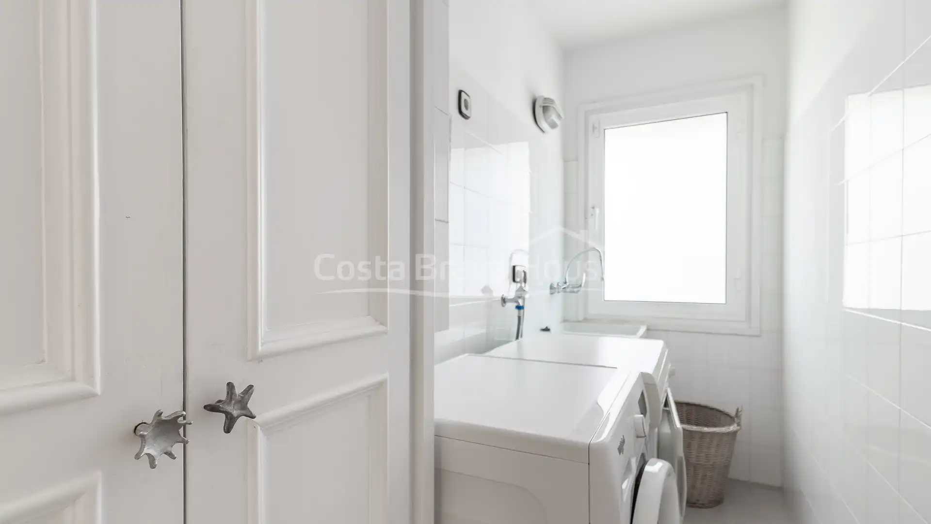 Badezimmer von Einfamilien-Reihenhaus zum Verkauf in Palafrugell mit Klimaanlage, Heizung und Privatgarten