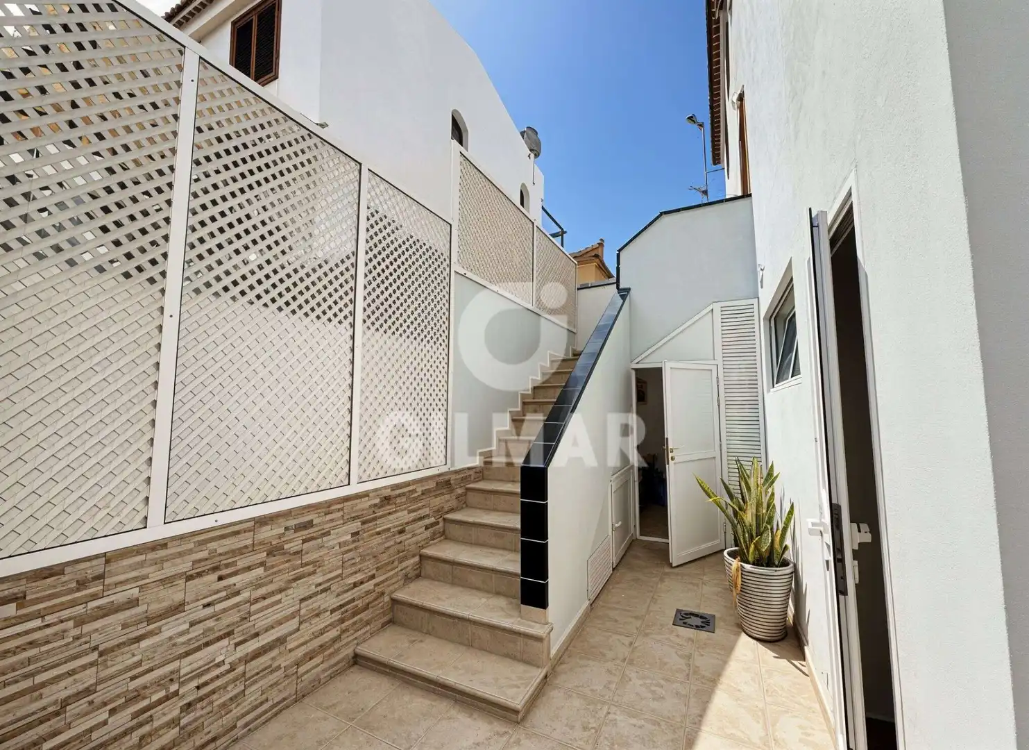 Vista exterior de Casa adosada en venda en Arona amb Jardí privat, Terrassa i Piscina
