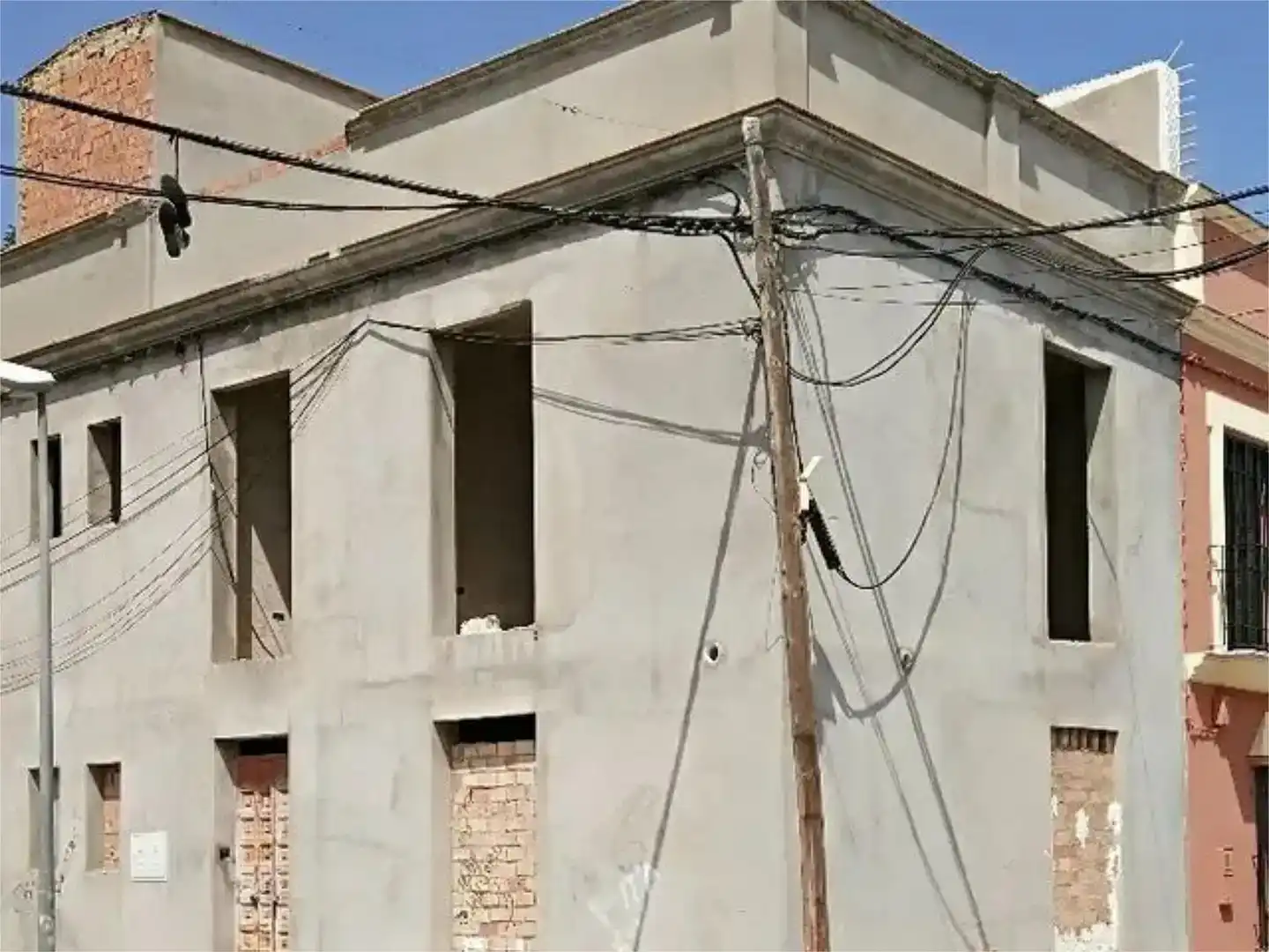 Vista exterior de Casa adosada en venda en Brenes amb Balcó