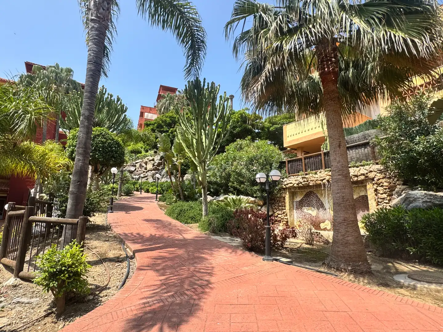 Außenansicht von Erdgeschoss zum Verkauf in Marbella mit Klimaanlage, Privatgarten und Abstellraum