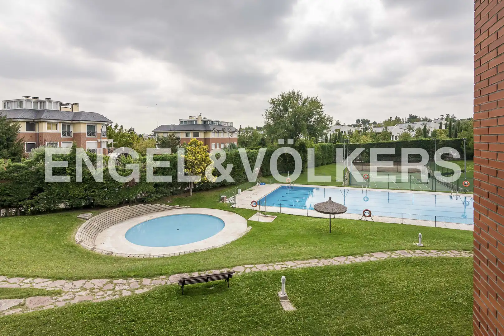 Piscina de Piso de alquiler en Madrid con Aire acondicionado, Calefacción y Trastero