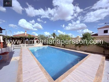 Detached house with pool for sale in Fuente Palmera