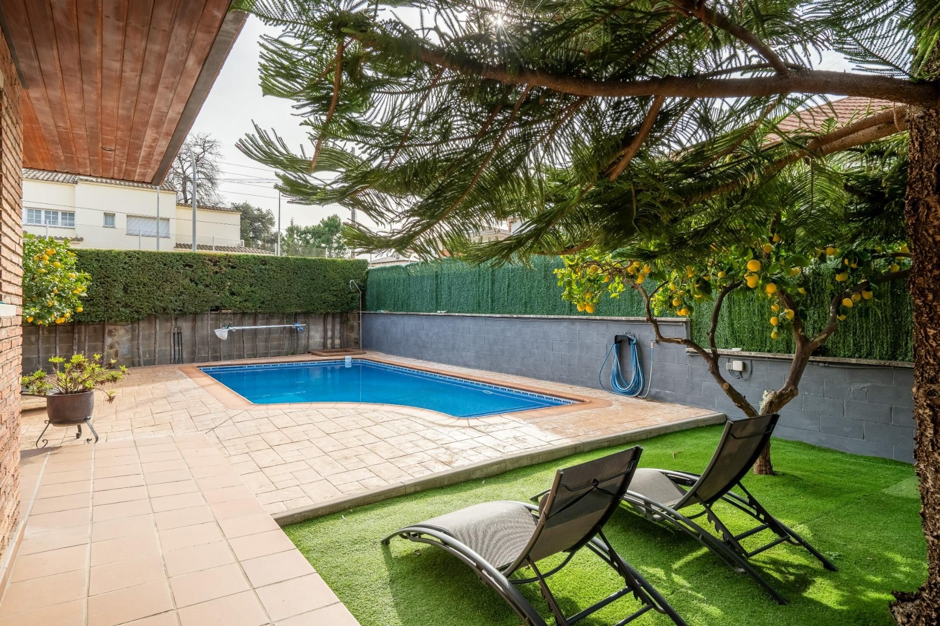 Swimming pool of House or chalet for sale in Terrassa  with Air Conditioner, Heating and Private garden
