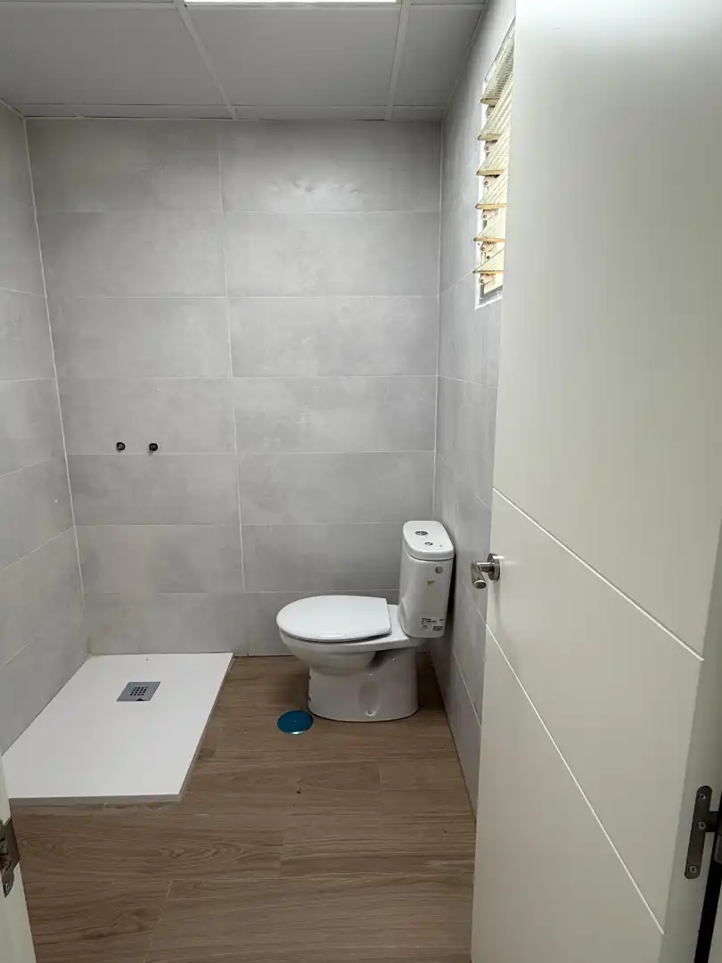 Baño de Local de alquiler en Sevilla con Aire acondicionado
