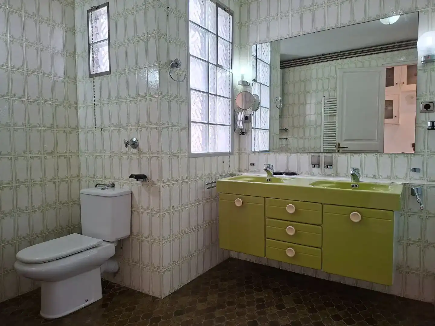 Badezimmer von Dachboden zum Verkauf in Sitges mit Balkon