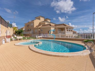 Maison mitoyenne avec balcon à vendre à Orihuela Costa