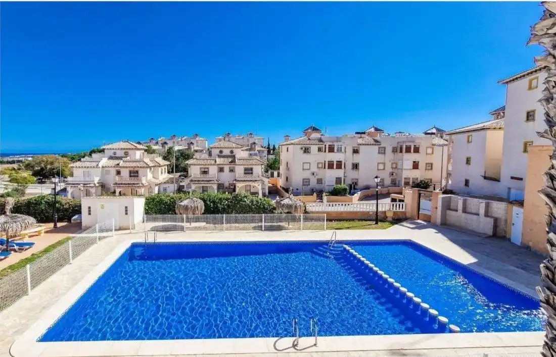 Piscina de Apartament en venda en Orihuela amb Aire condicionat, Jardí privat i Piscina