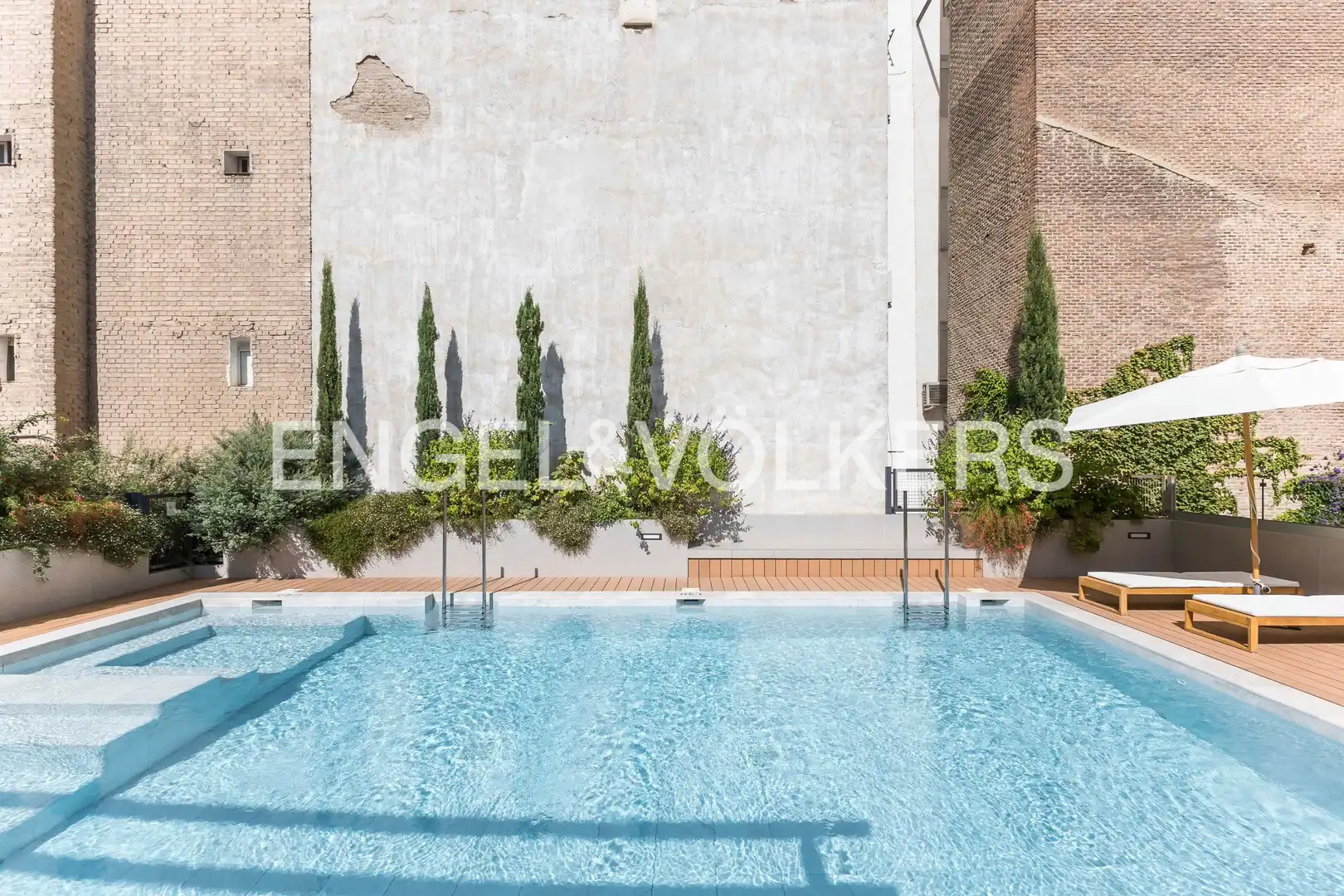 Piscina de Dúplex en venda en Madrid amb Aire condicionat, Calefacció i Jardí privat