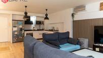 Sala d'estar de Dúplex en venda en San Sebastián de los Reyes amb Aire condicionat, Calefacció i Jardí privat