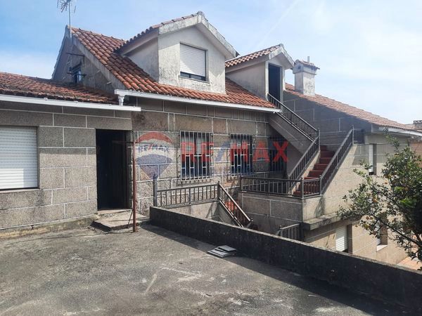Vista exterior de Casa o xalet en venda en Vigo  amb Jardí privat, Terrassa i Traster