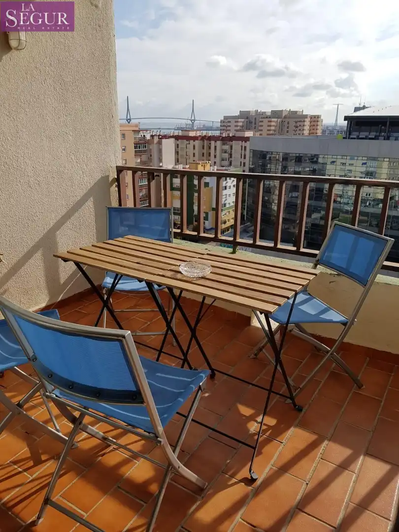 Terrassa de Pis de lloguer en Cádiz amb Moblat
