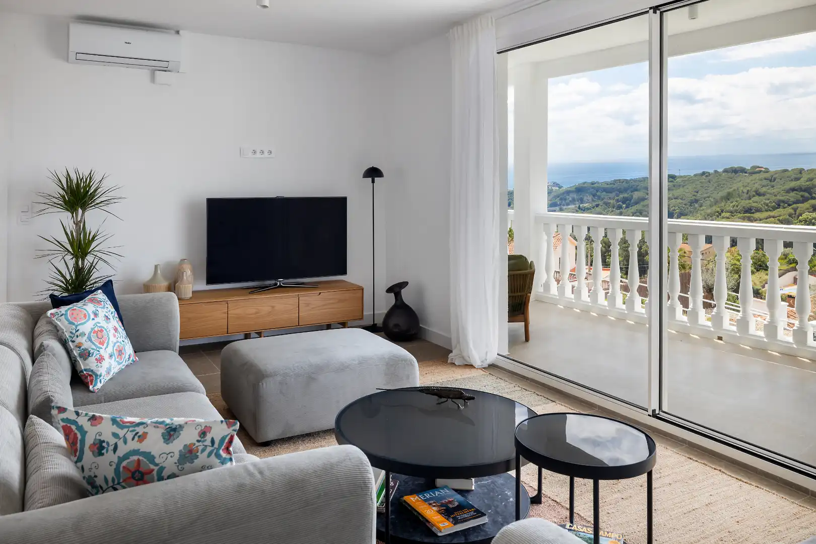 Sala d'estar de Casa o xalet en venda en Sant Cebrià de Vallalta amb Aire condicionat, Calefacció i Jardí privat