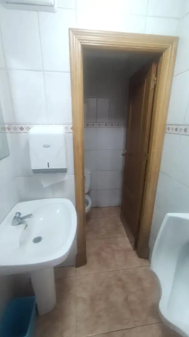 Baño de Local de alquiler en Ourense Capital  con Calefacción, Terraza y Amueblado
