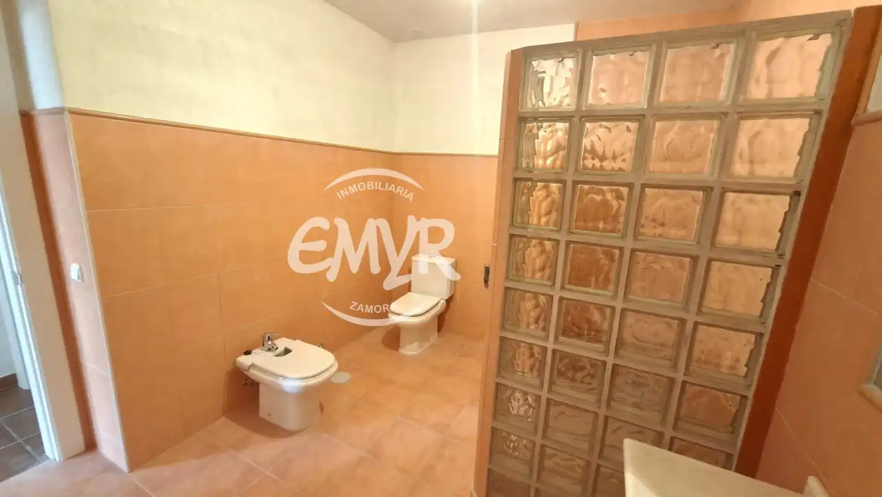 Baño de Casa o chalet en venta en Coreses con Calefacción y Jardín privado