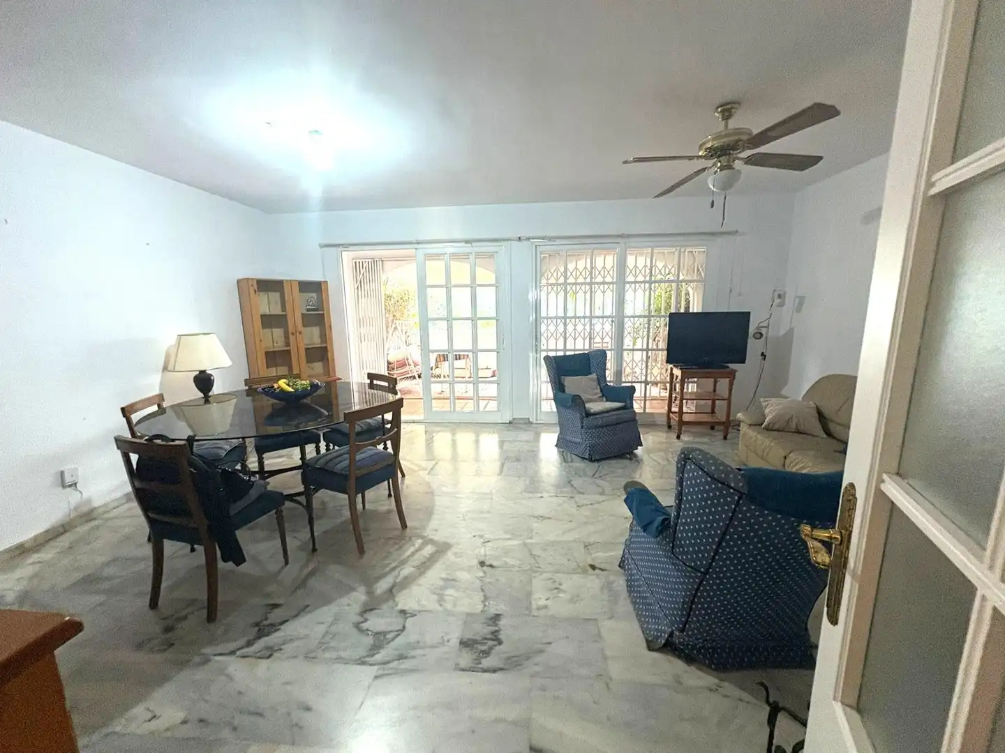 Sala d'estar de Casa adosada en venda en Fuengirola amb Aire condicionat, Jardí privat i Terrassa