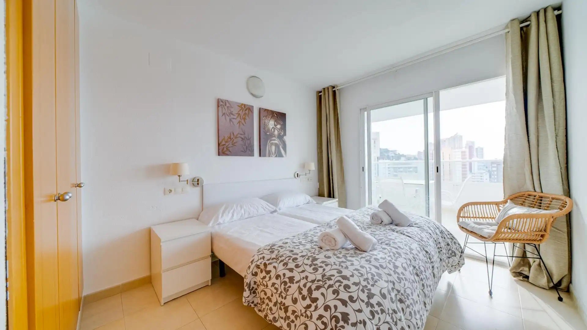 Habitación de Apartamento de alquiler en Benidorm con Aire acondicionado, Calefacción y Jardín privado