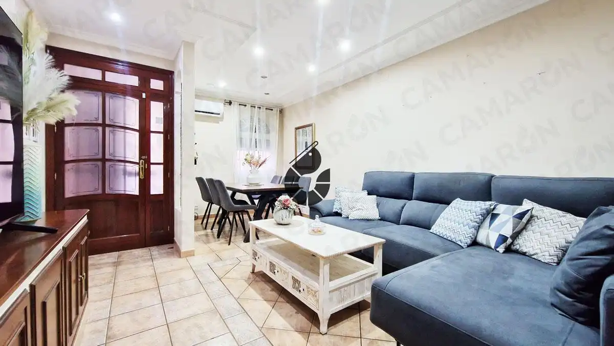 Sala d'estar de Casa adosada en venda en Coria del Río amb Aire condicionat, Terrassa i Balcó