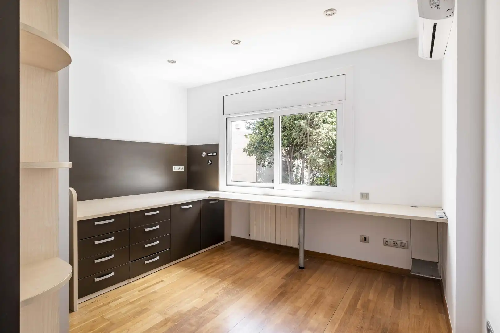 Cuina de Casa o xalet en venda en Barcelona amb Aire condicionat, Calefacció i Jardí privat