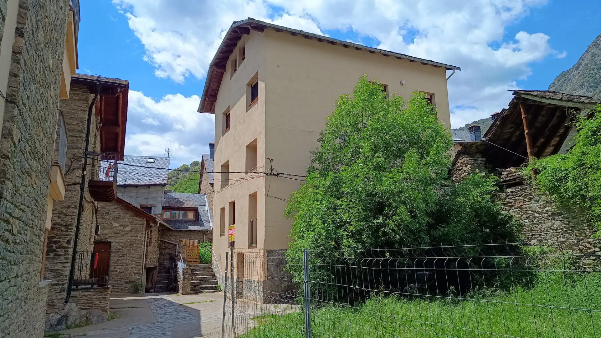 Vista exterior de Casa o xalet en venda en Vall de Cardós amb Calefacció, Jardí privat i Parquet