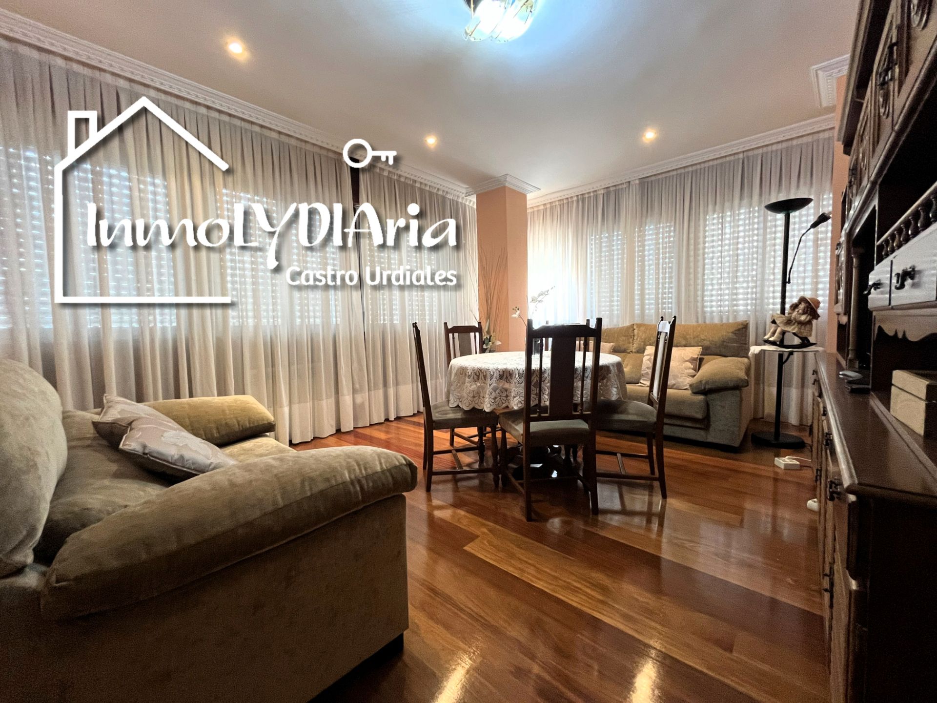 Menjador de Pis en venda en Castro-Urdiales amb Calefacció, Parquet i Moblat