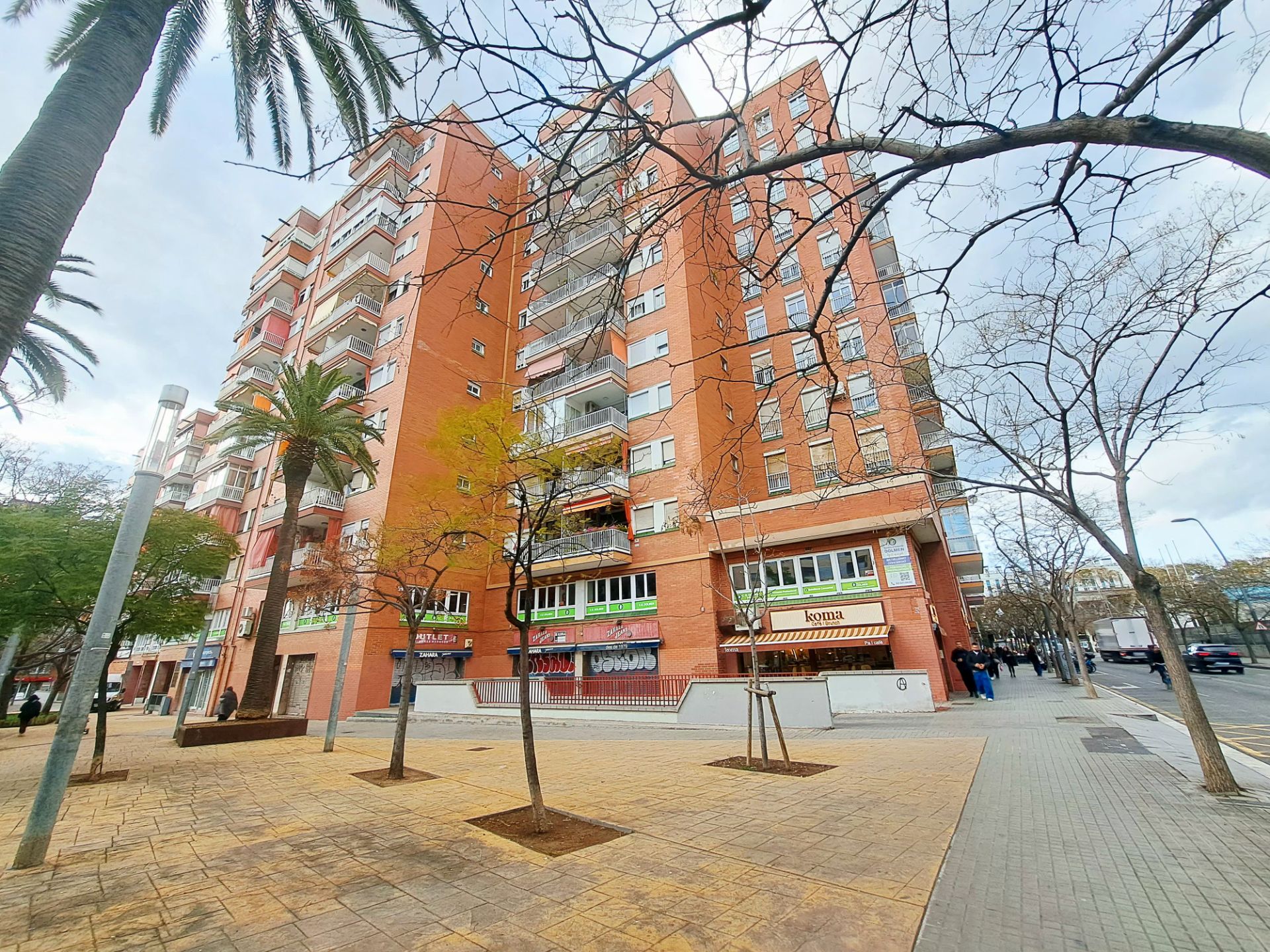 Vista exterior de Piso en venta en L'Hospitalet de Llobregat con Aire acondicionado, Calefacción y Parquet