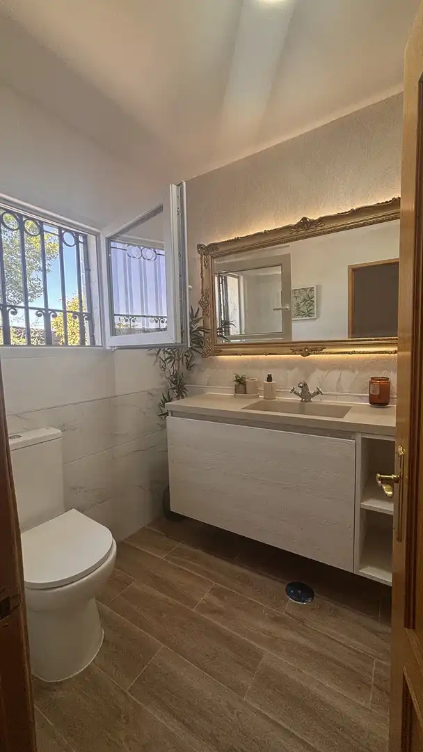 Bany de Casa o xalet en venda en Escalona amb Aire condicionat, Terrassa i Piscina